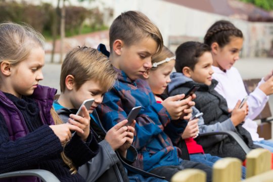 Prezidento patarėjas: reikia įstatymu reguliuoti išmaniųjų telefonų naudojimą mokyklose