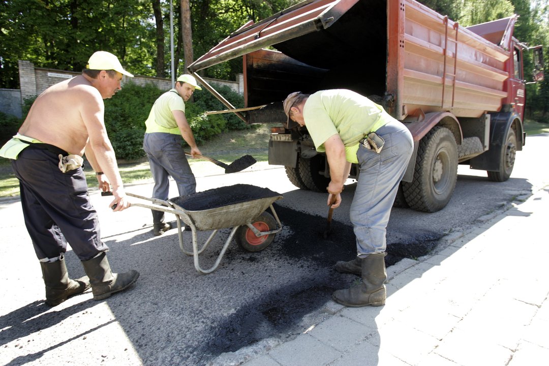 Vos nutiestą gatvę asfaltuos iš naujo – rado didelį broką