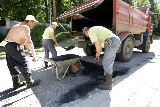 Vos nutiestą gatvę asfaltuos iš naujo – rado didelį broką