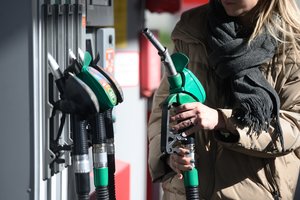 Antradienį skaičiai degalinių švieslentėse vairuotojų nedžiugina