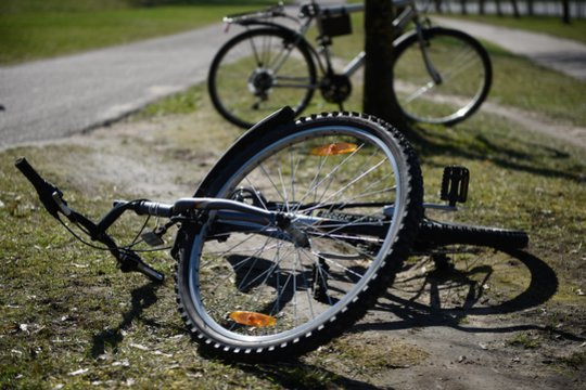 Vilniuje dviratininkė rėžėsi į kelio ženklus laikantį stulpą – traumą patyrė ne tik moteris, apgadintas ir stulpas