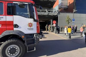 Kauno „Akropolyje“ – evakuacija: žmonėms liepta palikti ir automobilius