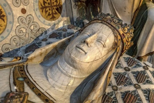 Atvertas vienos galingiausių viduramžių Europos karalienės kapas