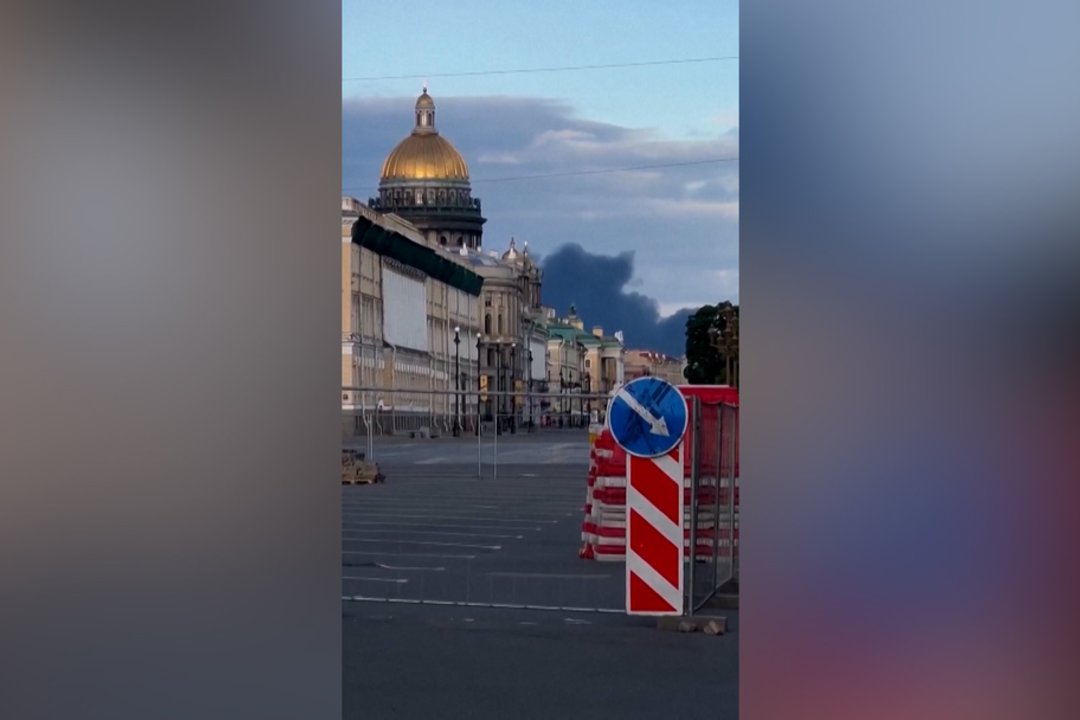 Sankt Peterburge užfiksavo didžiulį dūmų kamuolį: pranešta apie dronus ir Maskvoje
