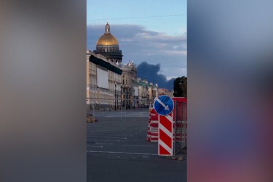 Sankt Peterburge užfiksavo didžiulį dūmų kamuolį: pranešta apie dronus ir Maskvoje