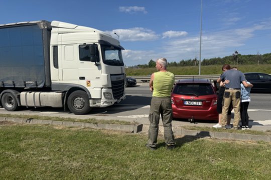 Judrioje Vilniaus gatvėje susidūrė sunkvežimis ir „Toyota“, sulėkė visos tarnybos