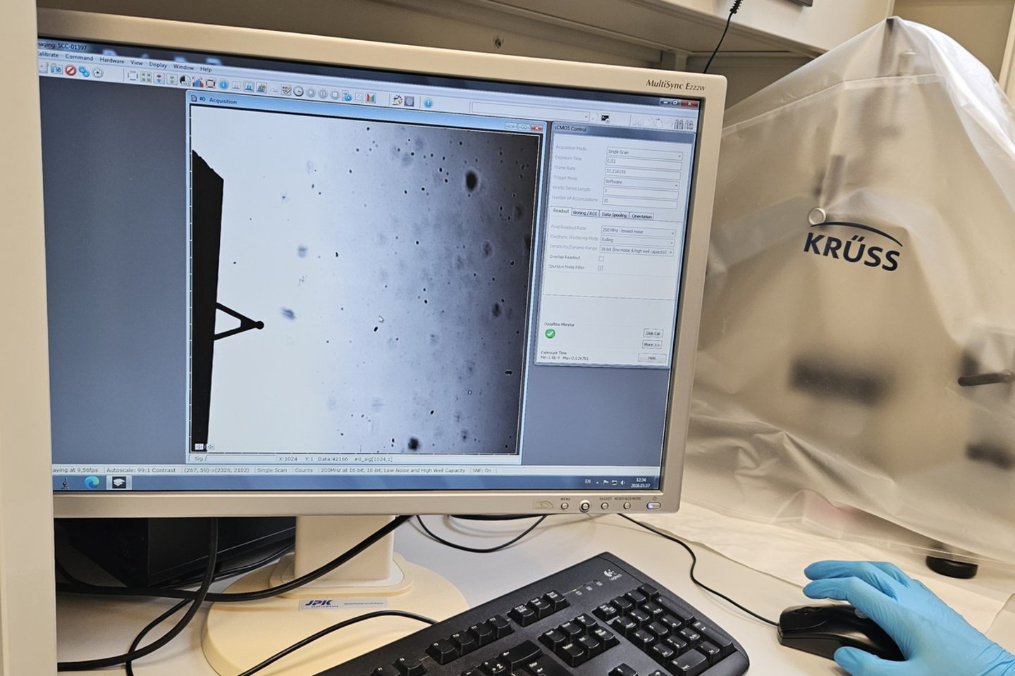 Atominių jėgų mikroskopo užapvalinta adatėlė, kompiuterio ekrane išdidinta šimtus tūkstančių kartų.<br> FTMC nuotr.