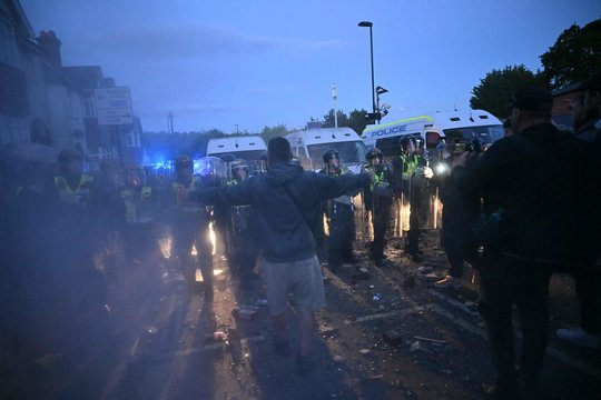 „Negaliu kvėpuoti“: JK drebina skandalas dėl policijos veiksmų, prasidėjo riaušės