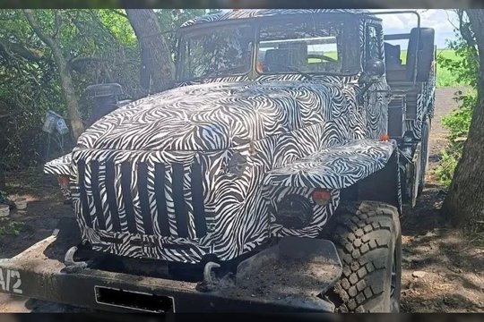 Kariniai sunkvežimiai virsta „zebrais“: kokių desperatiškų gudrybių fronte dar griebiasi Rusija