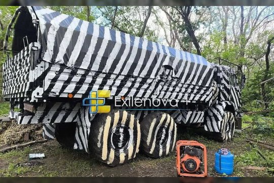 Kariniai sunkvežimiai virsta „zebrais“: kokių desperatiškų gudrybių fronte dar griebiasi Rusija