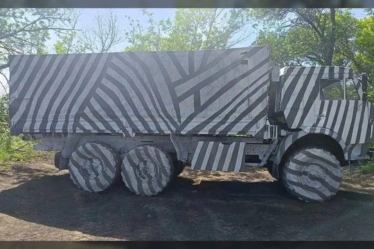 Kariniai sunkvežimiai virsta „zebrais“: kokių desperatiškų gudrybių fronte dar griebiasi Rusija