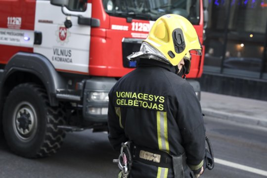 Vilniuje kilo gaisras daugiabučiame name – ugniagesiai išgelbėjo žmogų
