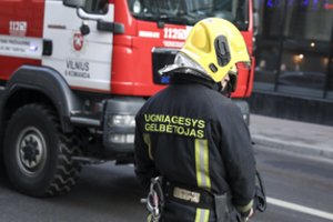 Vilniuje kilo gaisras daugiabučiame name – ugniagesiai išgelbėjo žmogų