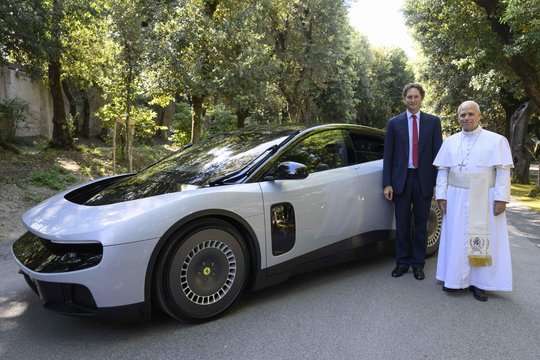 Naująjį „Ferrari“ kritikai sudaužė be gailesčio: išvadino dulkių siurbliu ir lygino su groteskiškuoju „Fiat Multipla“