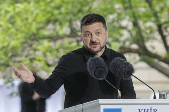 V. Zelenskis renkasi tiesiogines derybas su V. Putinu: negalime laukti, kol ateis mūsų eilė