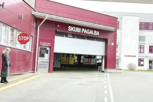 Konfliktas Santaros klinikose: apsaugininkas neįleido vaiką su negalia vežusių tėvų