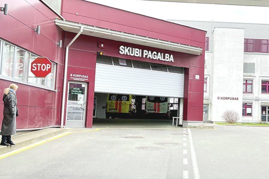 Konfliktas Santaros klinikose: apsaugininkas neįleido vaiką su negalia vežusių tėvų