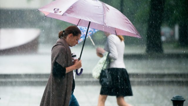 Stiprėjantį vėją lydės lietus: galima perkūnija