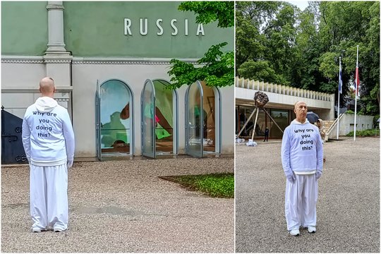 Lietuvis Venecijos bienalėje iškėlė jautrų klausimą – tylėjo valandą priešais rusijos paviljoną, stebint policijai