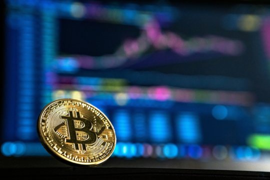 Kriptovaliutų entuziastai – lyg ant adatų: signalai iš rinkos itin nerimastingi