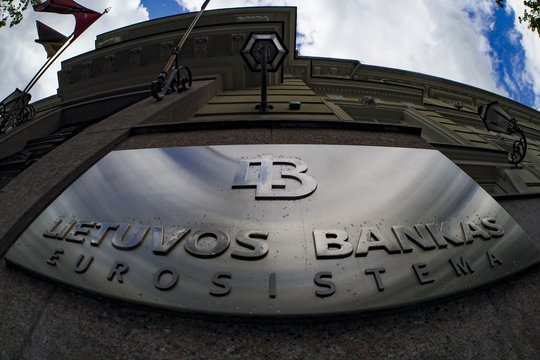 Dviems elektroninių pinigų įstaigoms Lietuvos bankas skyrė 90 tūkst. ir 19 tūkst. eurų baudas