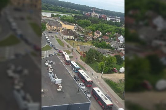 Kaune susidūrė autobusas ir automobilis: Linkuvos gatvėje formuojasi spūstis
