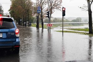 Dėl artėjančių liūčių – kelininkų perspėjimas