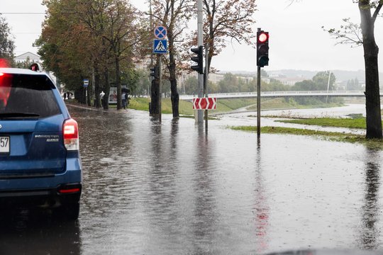 Dėl artėjančių liūčių – kelininkų perspėjimas