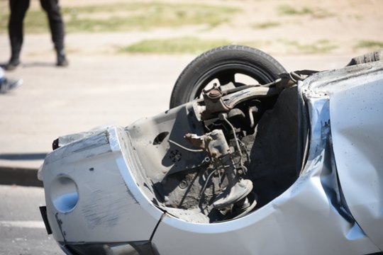 Vilniaus rajone į namo sieną rėžėsi ir apvirto jaunos moters vairuojamas automobilis