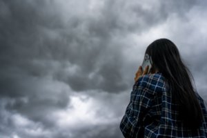 Ekspertas pagaliau padėjo tašką, ar telefonas gali pritraukti žaibą?