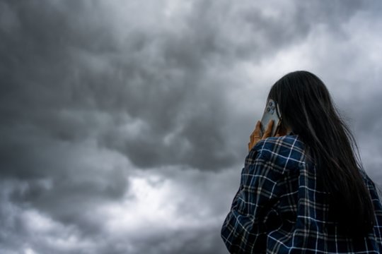 Ekspertas pagaliau padėjo tašką, ar telefonas gali pritraukti žaibą?