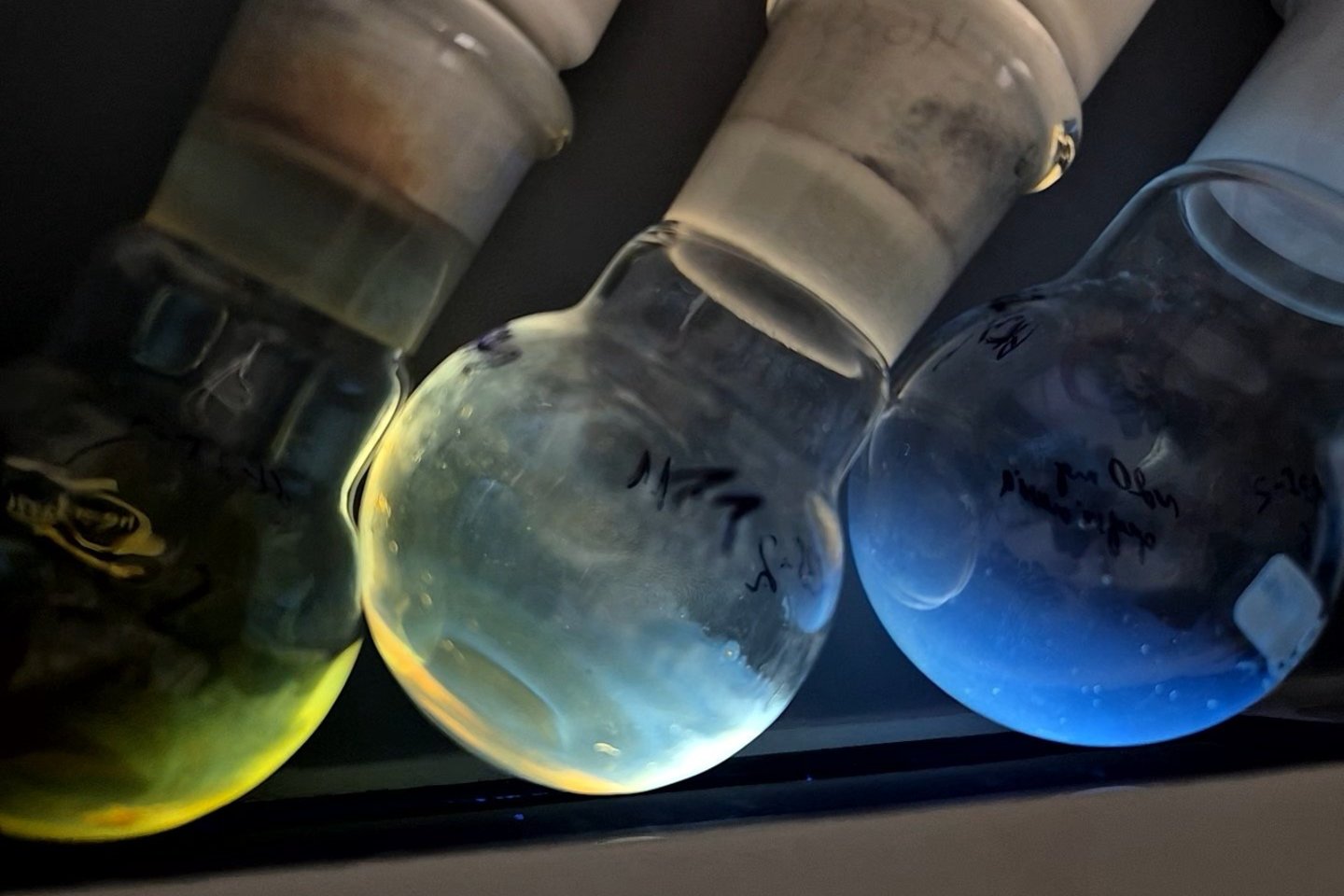 Laboratorijoje susintetinti fluorescuojantys junginiai.<br> KTU nuotr.