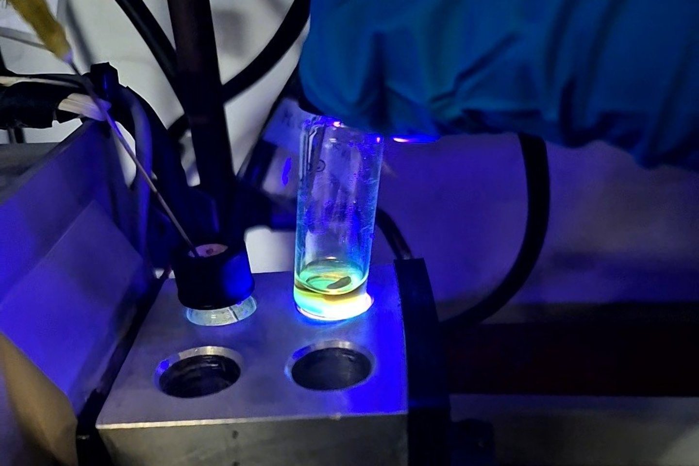 Fotokatalizės tyrimai laboratorijoje.<br> KTU nuotr.
