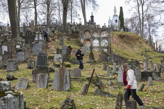 Nuo kapų vagia ne tik gėles: staigmena – skelbimas apie jau naudotą paminklą