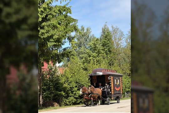 Į griovį nuvirtęs Lėlių vežimo teatro vežimas nesustabdė gastrolių