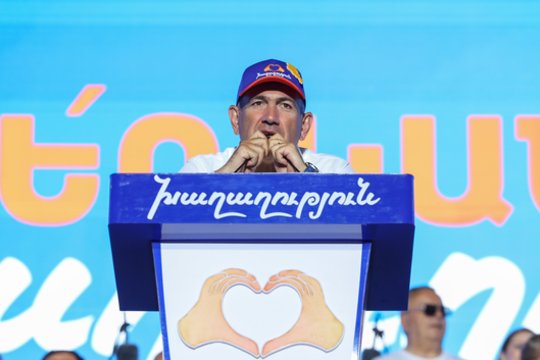 Armėnijoje – egzistenciniai rinkimai: kas yra favoritu laikomas N. Pašinianas