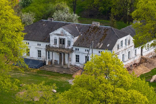 Paveldosaugininkai: dauguma medinių Lietuvos dvarų – prie išnykimo ribos