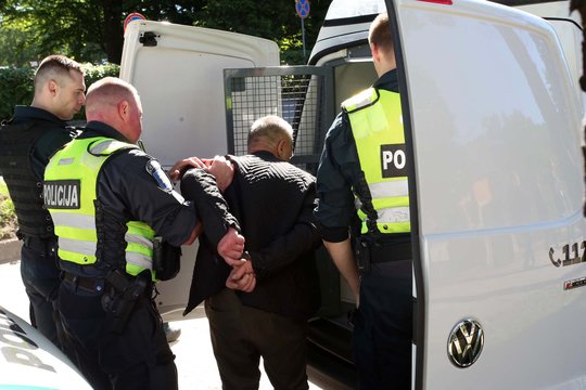 Panevėžyje nukentėjo chuliganą tramdęs policininkas: teko kviesti medikus