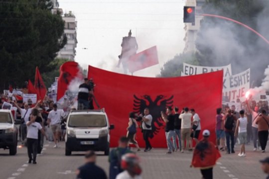 Albanai protestai prieš J. Kushnerio planus statyti prabangų kurortą: įspėja, kad tai saugoma teritorija