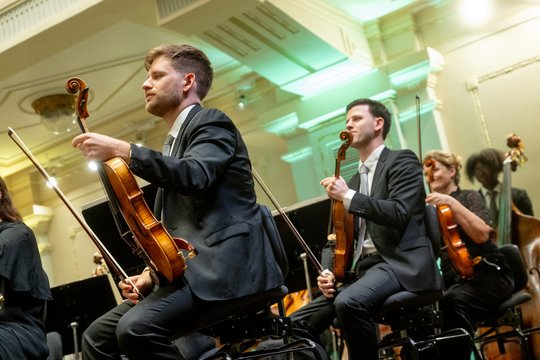 Pribloškiantis 30-ojo Vilniaus festivalio startas: M. Pitrėno diriguojamas Sankt Galeno orkestras ir M. Levickis užbūrė publiką