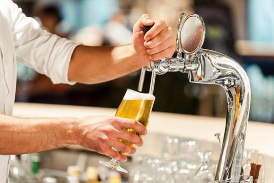 Perspėja: net ir mažiau nei vienas alkoholinis gėrimas per dieną didina 10 rūšių vėžio riziką