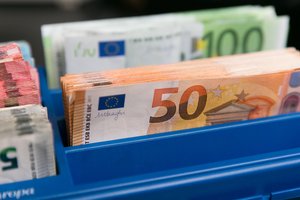 Algos augo gerokai sparčiau nei privačiame versle: kur valdininkai uždirba daugiausia?