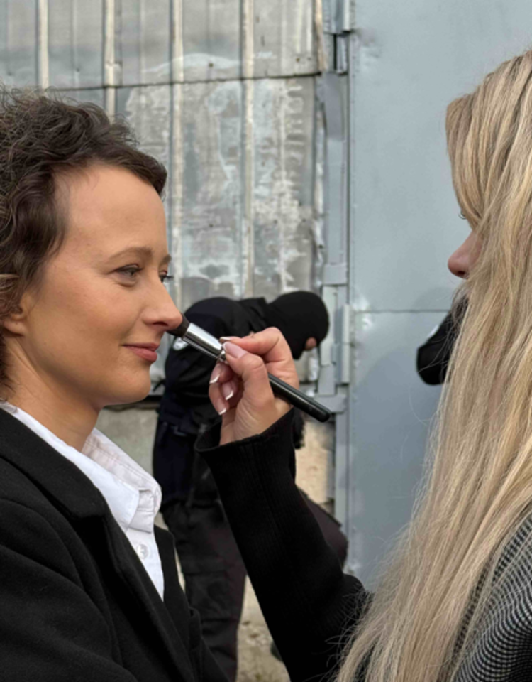 Svajūnė Banuškevičienė, daugiau nei dešimtmetį dirbanti grožio srityje: nuo televizijos projektų ir kino filmų iki bendradarbiavimo su garsiais mados kūrėjais ir Holivudo aktoriais.