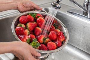 Tekantis vanduo nenuplaus pesticidų: kaip taisyklingai plauti braškes