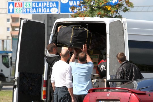 Organizacijos ragina valdžią imtis veiksmų dėl darbo migrantų išnaudojimo