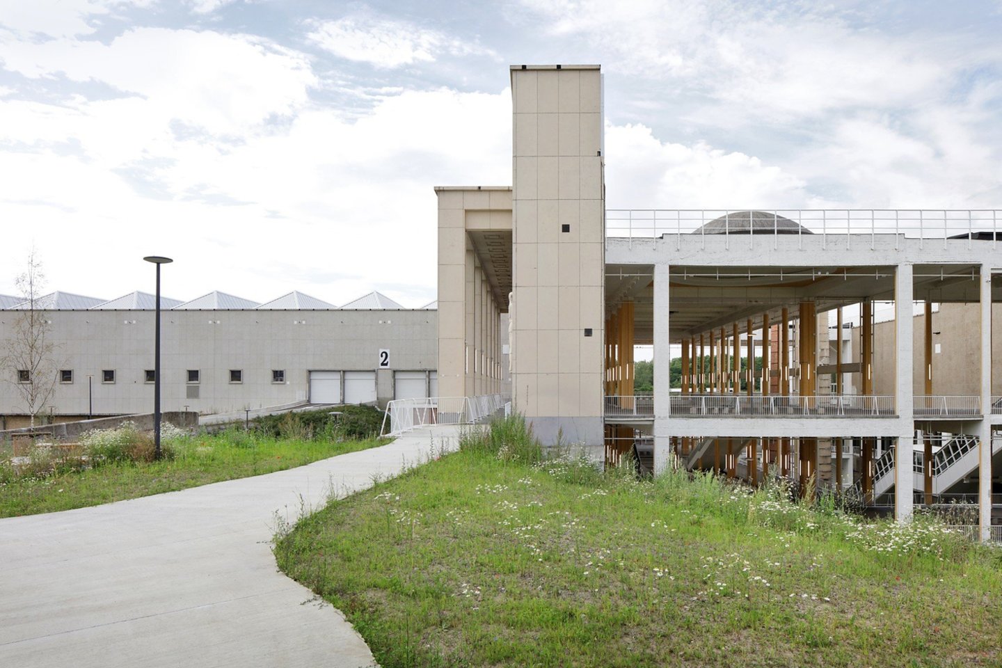 Ekspozicijų centro rekonstrukcijos architektai, užuot renovavę pokarinį modernistinį kompleksą tradiciniu būdu, nusprendė ne pridėti, o atimti.<br>Filip Dujardin nuotr.