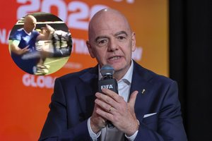 FIFA prezidento bandymas pakelti kampinį tapo pajuokų objektu