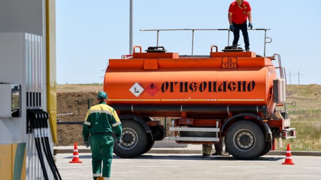 Rusiją vis labiau smaugia degalų problemos: Ukrainos atakos verčia pripažinti vieną