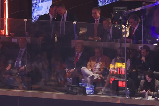 Pasirodęs NBA finale D. Trumpas buvo nušvilptas: sirgaliai masiškai skundėsi dėl įvestų priemonių