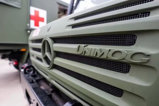 Pasirašyta sutartis dėl karinių visureigių ir sunkvežimių įsigijimo